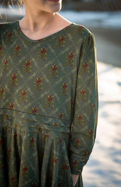 Mistletoe Moments ~ Mini Laureate Drees