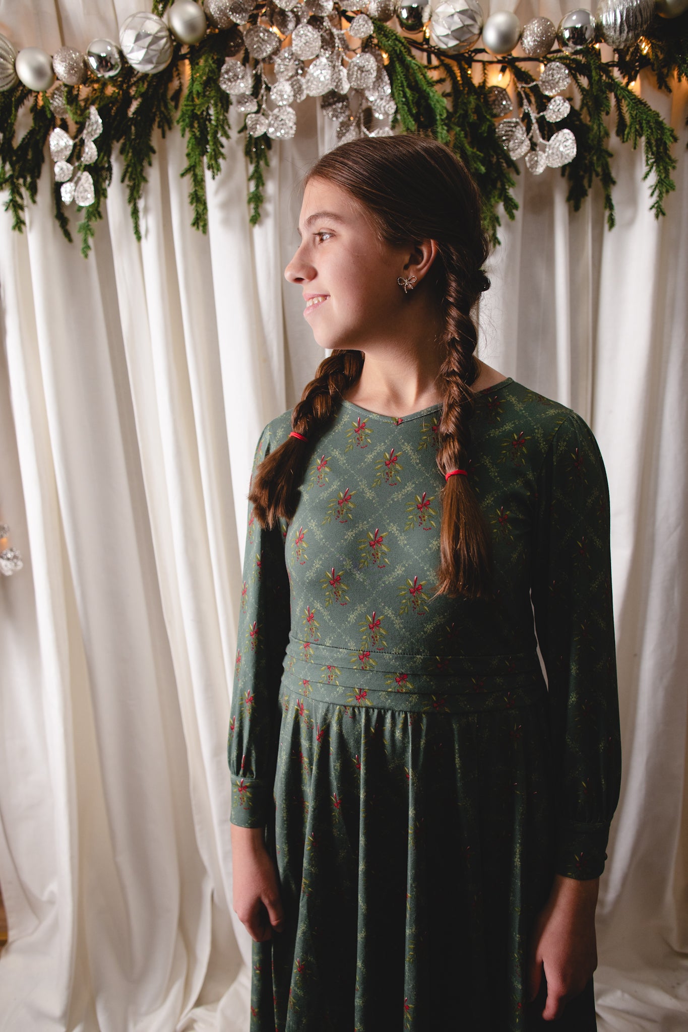 Mistletoe Moments ~ Mini Laureate Drees