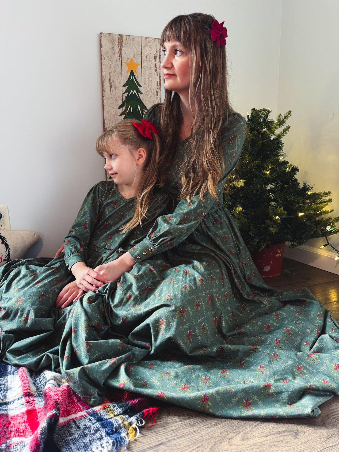 Mistletoe Moments ~ Mini Laureate Drees