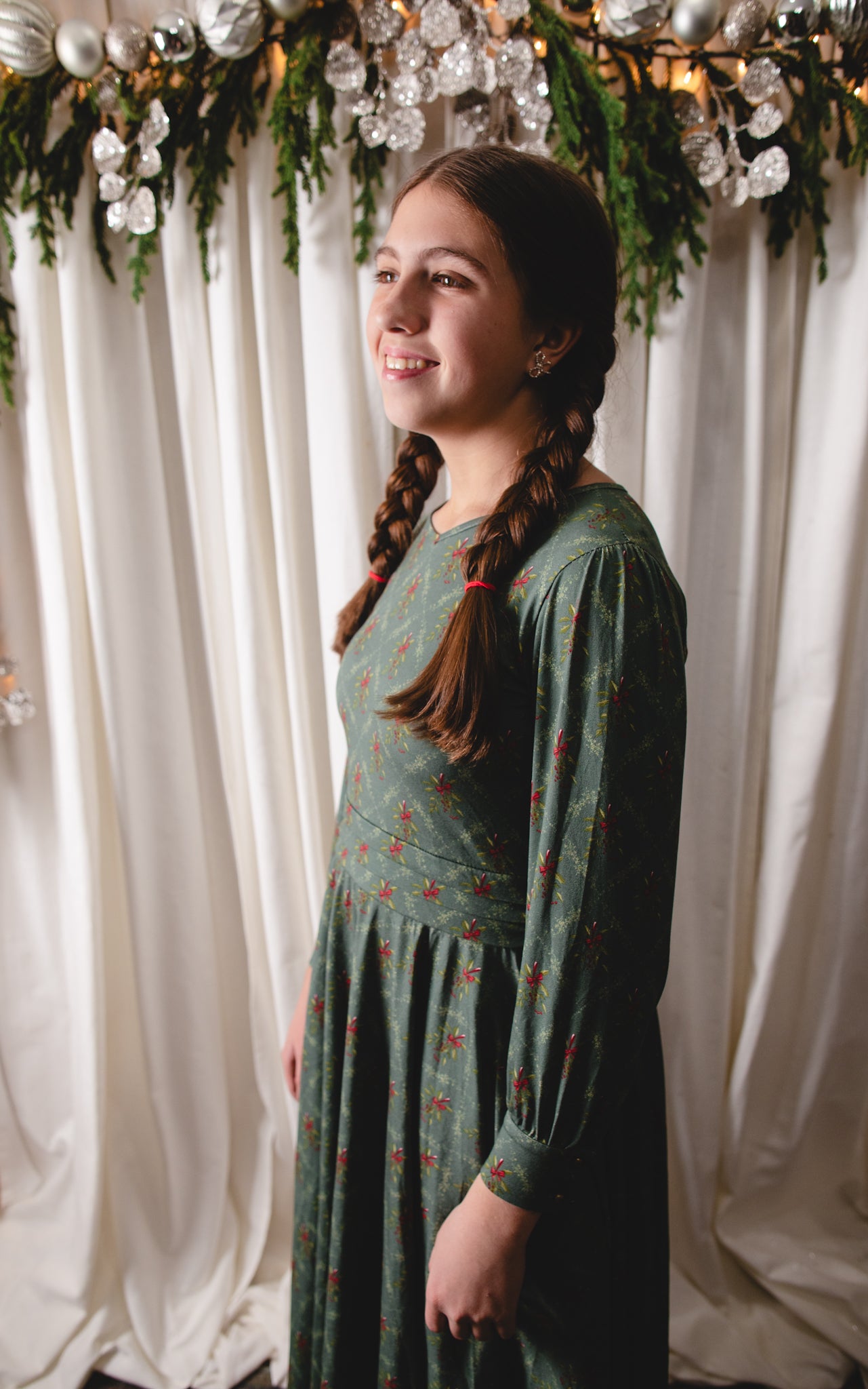 Mistletoe Moments ~ Mini Laureate Drees