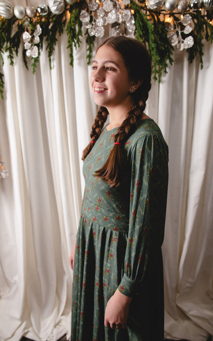 Mistletoe Moments ~ Mini Laureate Drees