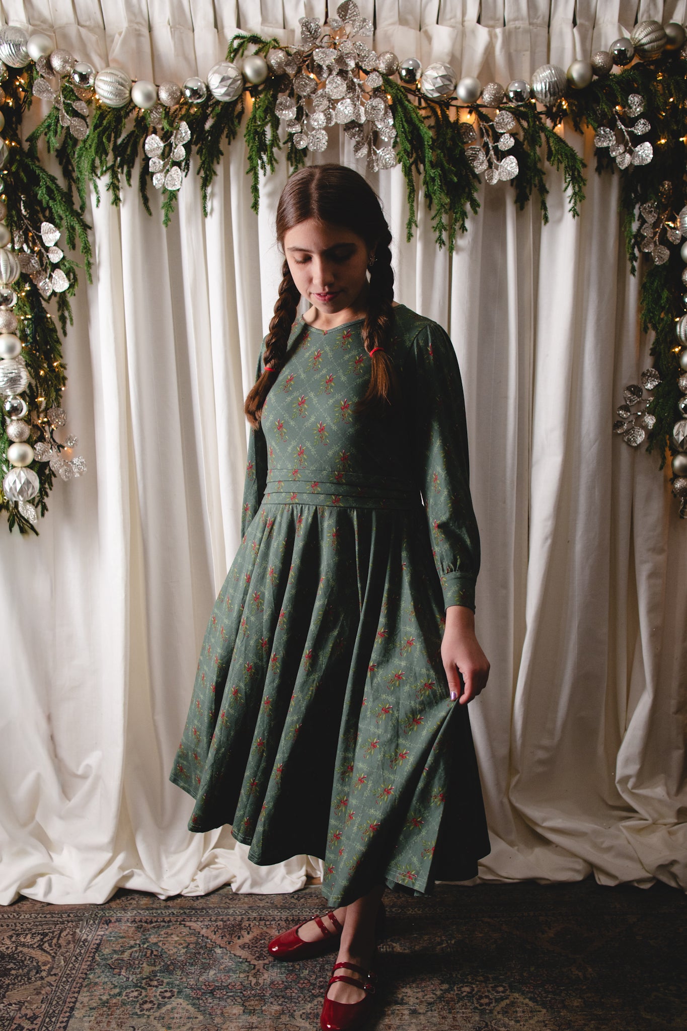 Mistletoe Moments ~ Mini Laureate Drees