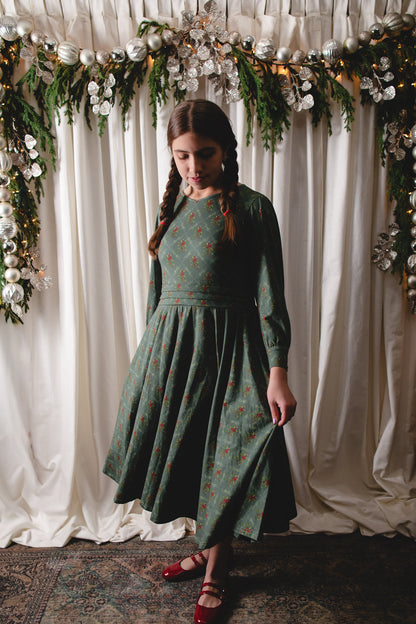 Mistletoe Moments ~ Mini Laureate Drees