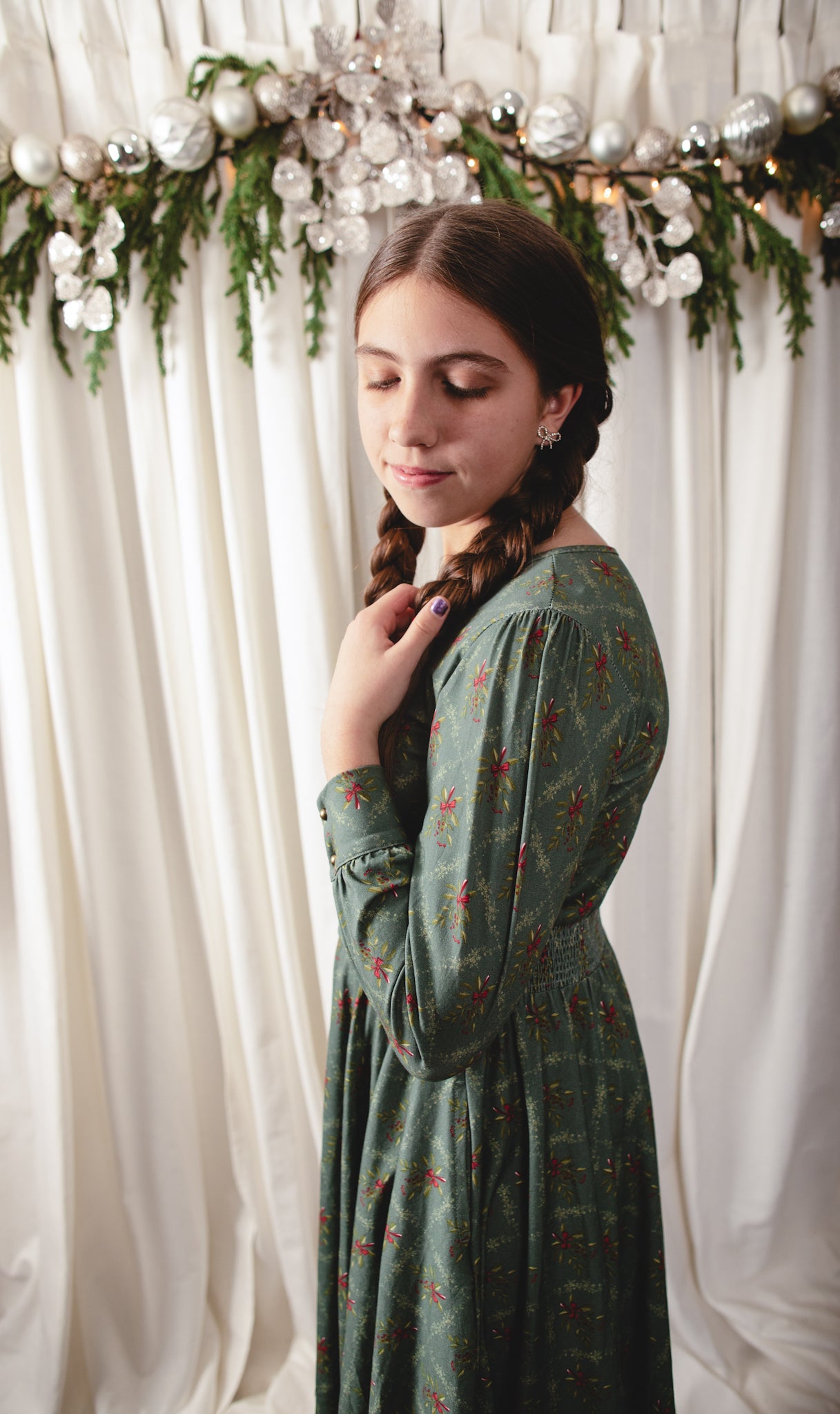 Mistletoe Moments ~ Mini Laureate Drees