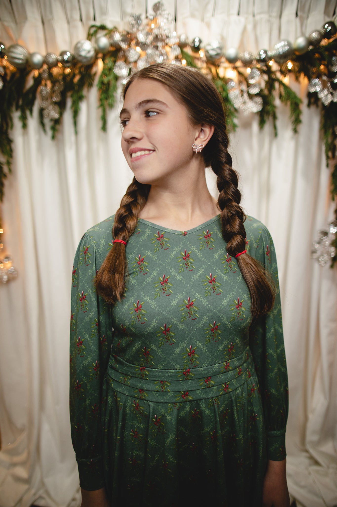 Mistletoe Moments ~ Mini Laureate Drees