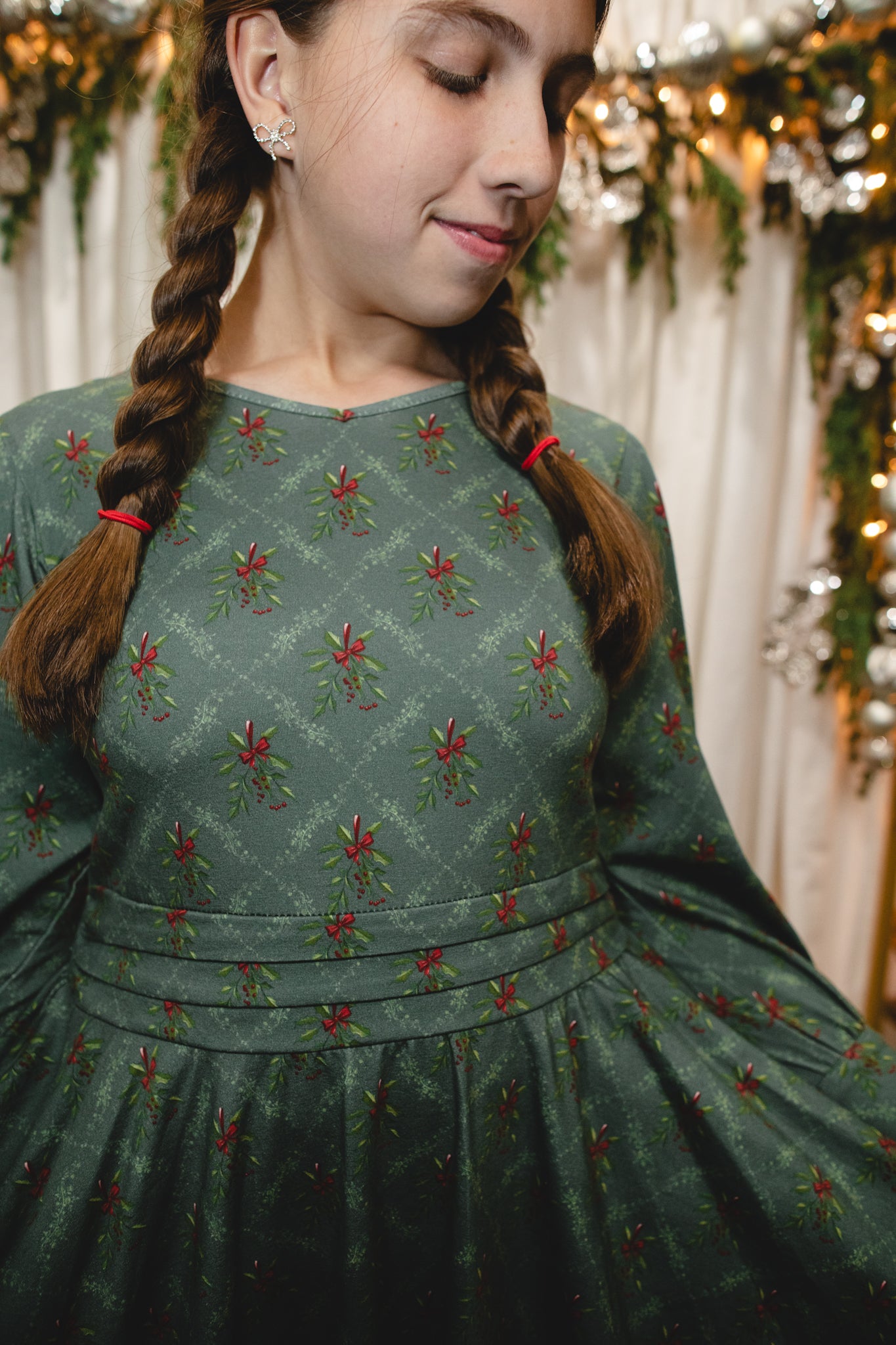 Mistletoe Moments ~ Mini Laureate Drees