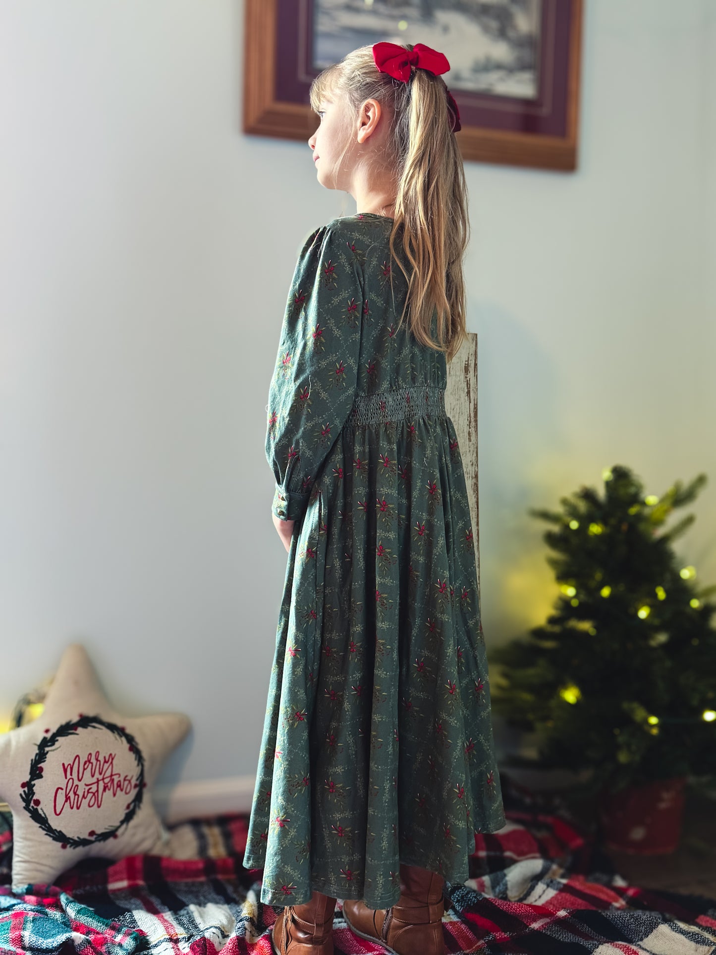 Mistletoe Moments ~ Mini Laureate Drees