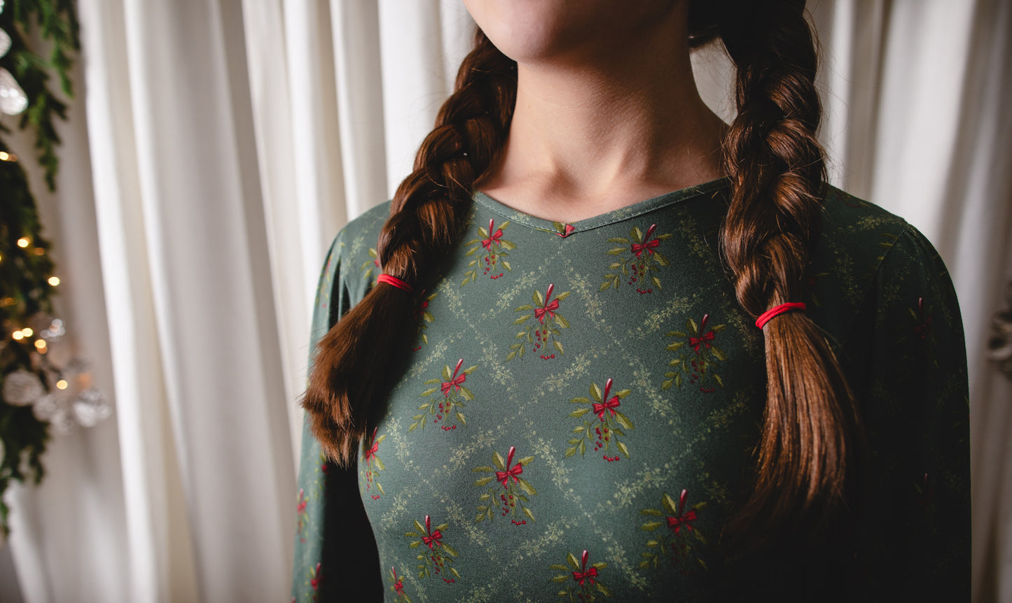 Mistletoe Moments ~ Mini Laureate Drees