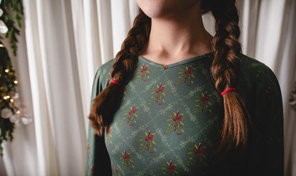 Mistletoe Moments ~ Mini Laureate Drees