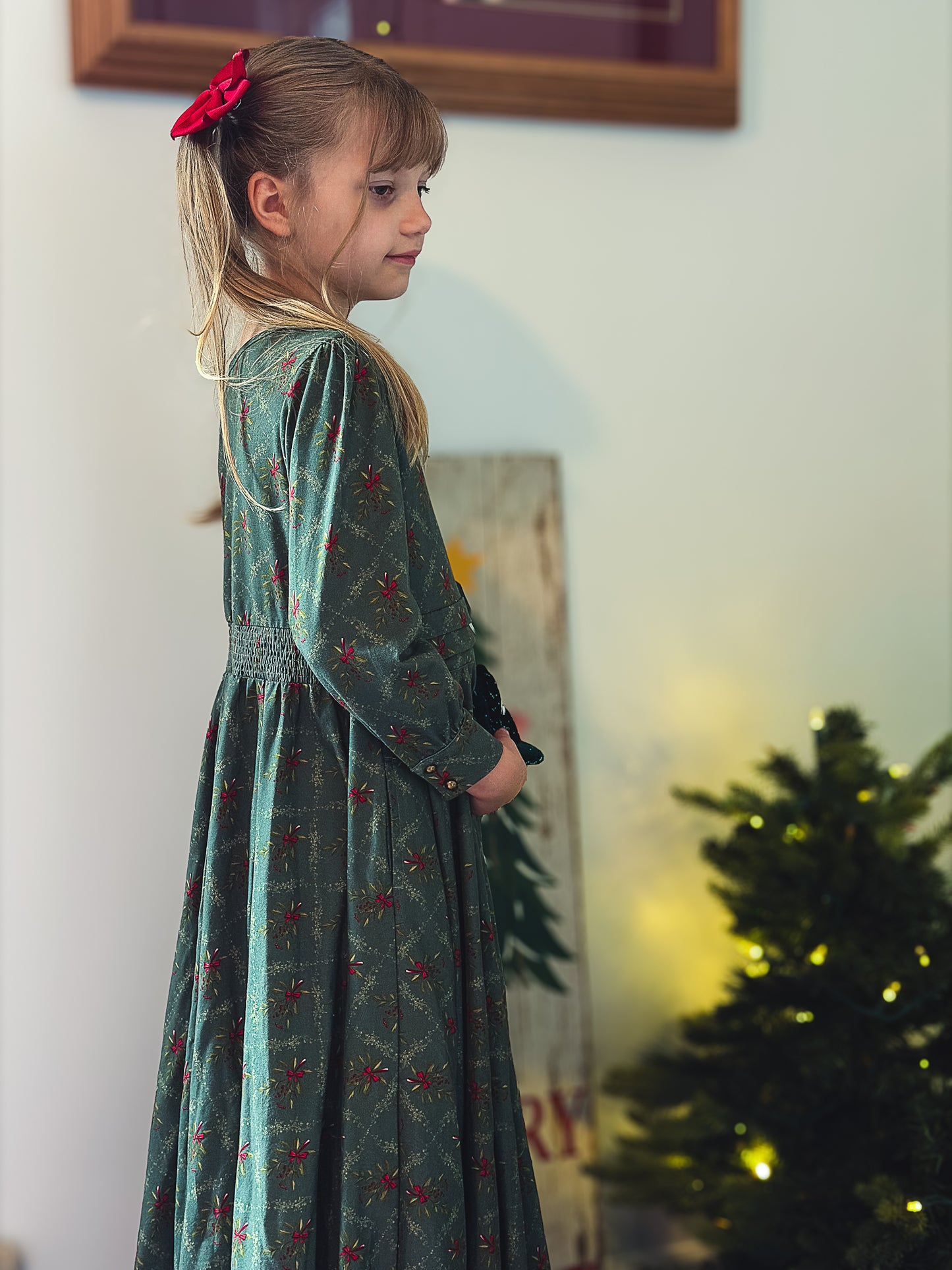 Mistletoe Moments ~ Mini Laureate Drees